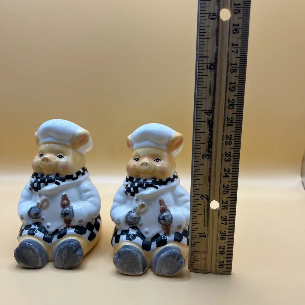 Dori Postlewaite 1999 Chef Pig Salt and Pepper Shakers Ceramic Checkered Set